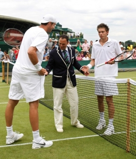 John Isner (vlevo) a Nicolas Mahut před čtvrteční dohrávkou.