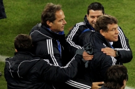 Otto Rehhagel (uprostřed) končí u řecké reprezentace.