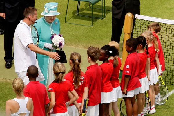 Do Wimbledonu dorazila britská královna Alžběta II.