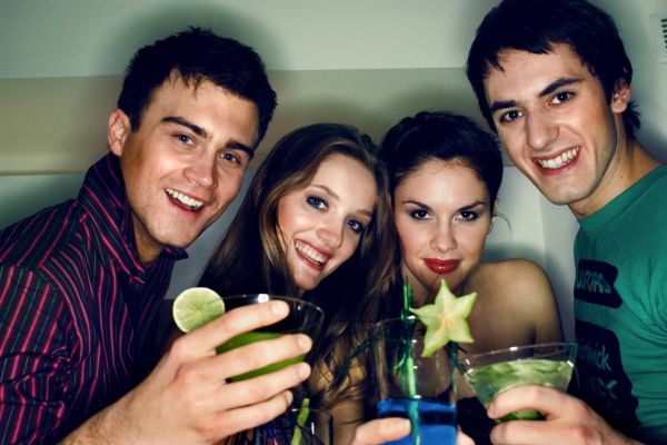 Na party s přáteli se koktejly hodí dokonale. Na party s přáteli se koktejly hodí dokonale.