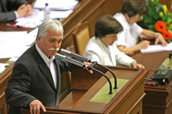 Milan Urban chce zůstat poslancem.