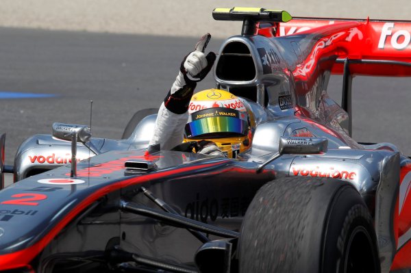 Lewis Hamilton myslí na hattrick.