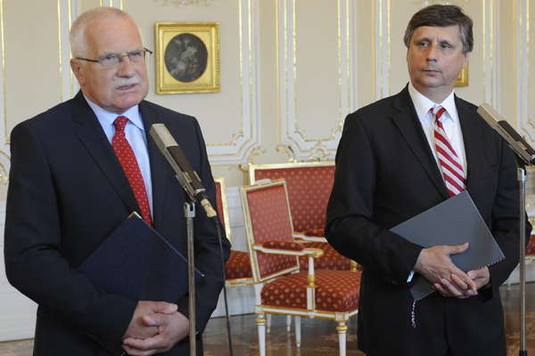 Jan Fischer předal Klausovi demisi své vlády.