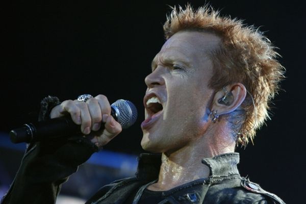 Billy Idol je pop-star s tváří punkera.