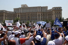 Rumuni protestují proti úsporným opatřením už několik týdnů.