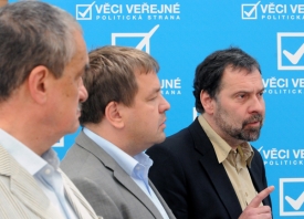 Zleva Karel Schwarzenberg, Petr Tluchoř a Radek John.