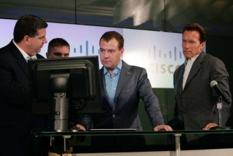 Medveděv, Schwarzenegger a Cisco.