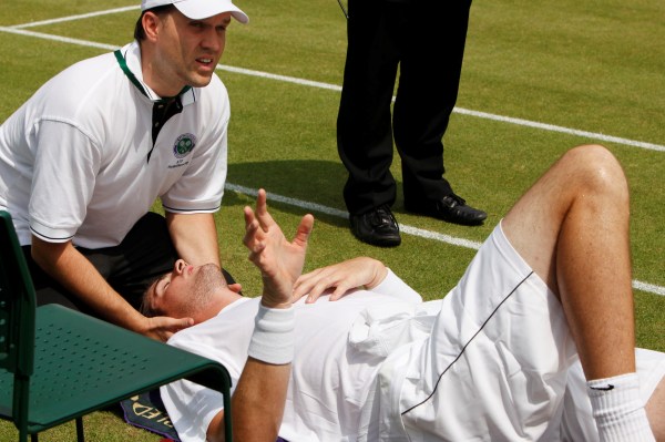 John Isner se musel nechat v zápase druhého kola ošetřit.