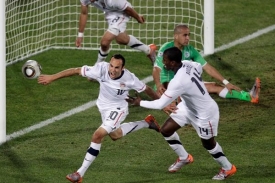 Landon Donovan vstřílí postupový gól do sítě Alžírska.