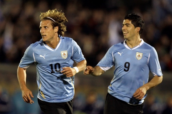Diego Forlán a Luis Suárez Diego Forlán a Luis Suárez