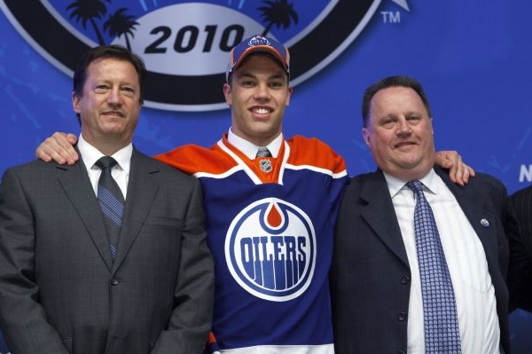 Jedničkou letošního draftu NHL se stal kanadský útočník Taylor Hall.