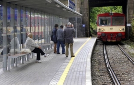 Mladík nereagoval na výzvu troubícího vlaku. Na místě byl mrtev.