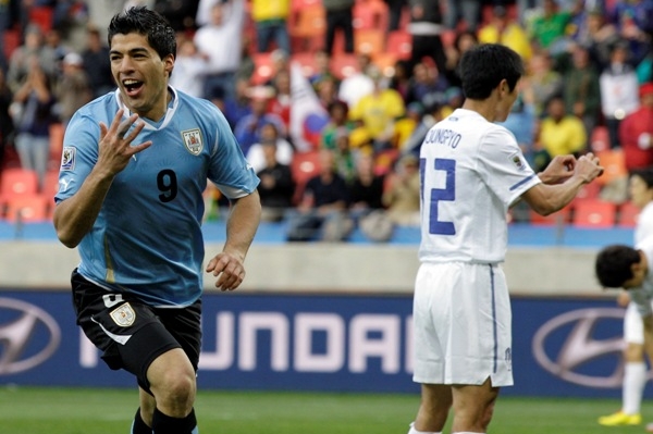 Uruguayský útočník Luis Suárez (v modrém). Uruguayský útočník Luis Suárez (v modrém).