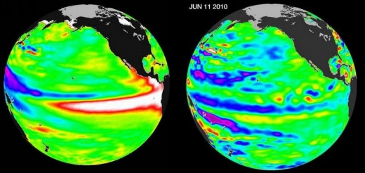 El Niño (vlevo) a aktuální La Niña (vpravo). Chladnější oblasti modře.