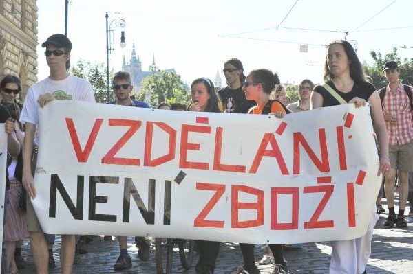 Stovka studentů protestovala v Praze proti školnému.