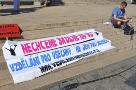 Mezi protestujícími byl Matěj Stropnický, kandidát za zelené.