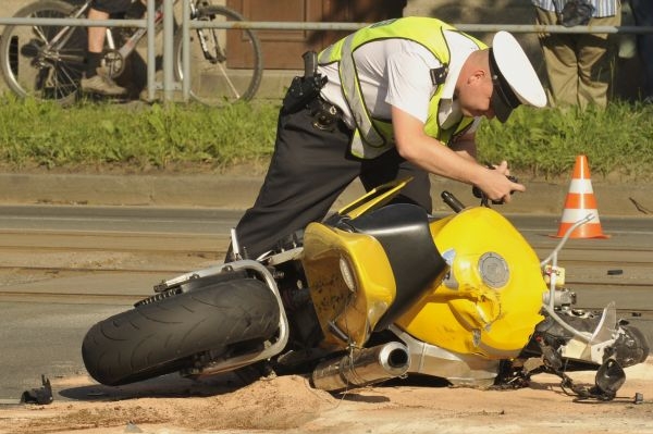 Motorkář v Plzni podlehl svým zraněním po srážce s MHD.