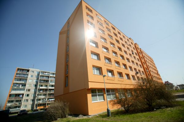 Počet lidí bydlících v nájemních bytech klesá. 