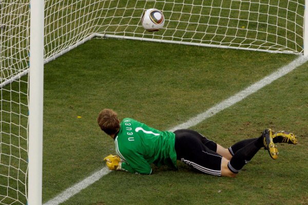 Německý brankář Manuel Neuer hledí na míč v brance. Gól ale &quot;nebyl&quot;.