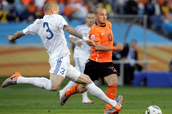 Martin Škrtel a Wesley Sneijder.