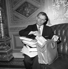 Robert Byrd po patnáctihodinovém zdržovacím proslovu v lednu 1964.
