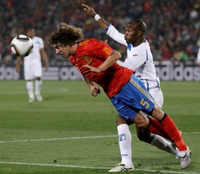 Carlos Puyol bude zastavovat portugalské nájezdy.