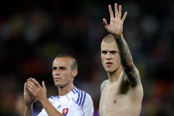 Slováci se loučí se šampionátem. Vpravo Martin Škrtel.