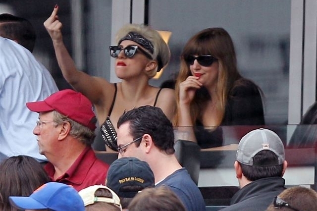 &quot;Skokanka&quot; Lady Gaga si při fandění na stadionu servítky nebere.