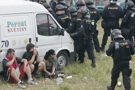 Zásah policie při CzechTeku v roce 2005.