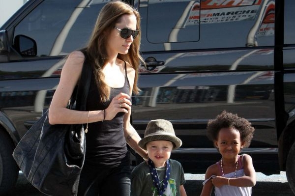 Angelina Jolieová s dcerou Shiloh a Zaharou.
