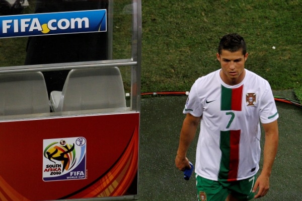 Ronaldo opouští trávník po porážce se Španělskem.