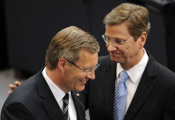 Wulff (vlevo) se svým promotérem, šéfem FDP Westerwellem. 