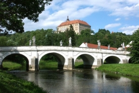 Zámek a most v Náměšti nad Oslavou.