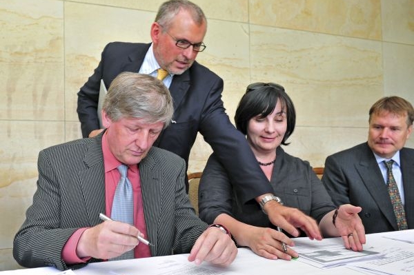 Václav Riedelbauch dnes předal rozhodunutí o dotaci.