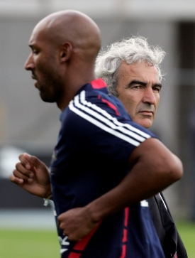 Nicolas Anelka (vlevo) se rozhádal s trenérem Domenechem.