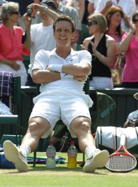 Šťastný Tomáš Berdych odpočívá po vítězném čtvrtfinále.