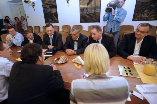 Vyjednavači ODS, TOP 09 a VV začali jednat o financích.