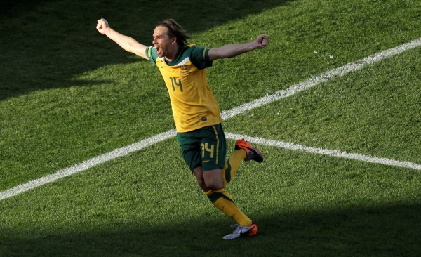 Australan Brett Holman slaví vstřelený gól na MS v Africe.