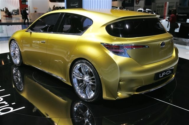 Mezi podezřelými je i Lexus (ilustrační foto).