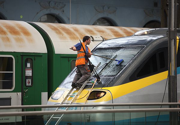 Jak se myje Pendolino? Ručně, možná kvůli šetření.