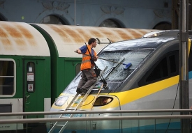 Jak se myje Pendolino? Ručně, možná kvůli šetření.