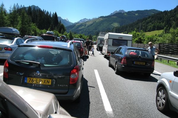 O víkendu silnice zaplní turisti. Výhodnější bude vyjet až v neděli.