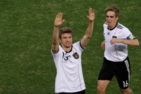 Thomas Muller (vlevo) a kapitán Philipp Lahm.