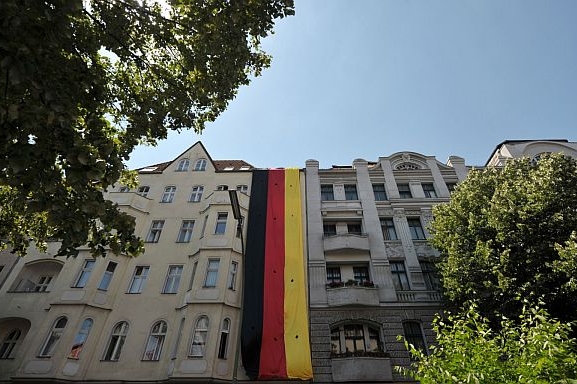 Obří vlajka na domě je trnem v oku levicovým extremistům.