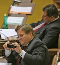 Poslanci podle kodexu nebudou během jednání používat mobilní telefony.