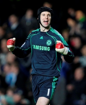 Gólman Chelsea Petr Čech.