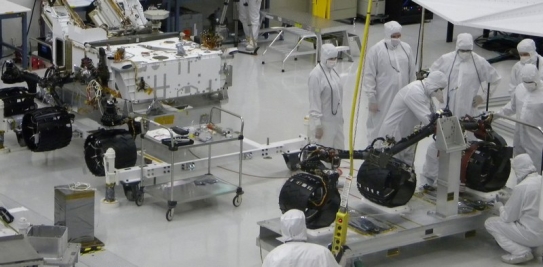 Curiosity už dostala tři ze šesti koleček.