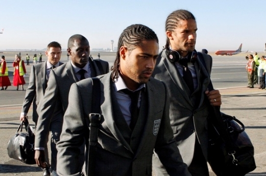 Angličané David James (vpravo) a Glen Johnson. Angličané David James (vpravo) a Glen Johnson.