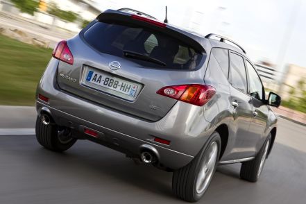 I zezadu vyhlíží Nissan Murano impozantně.