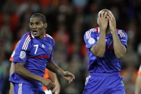 Francouz Malouda (vlevo).